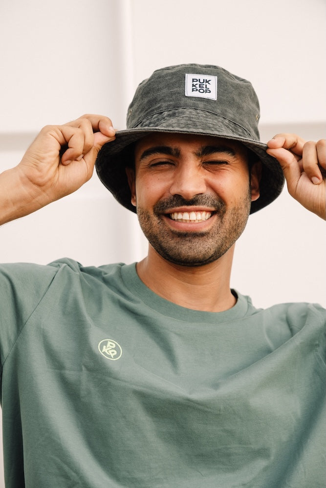 F06. Bucket hat