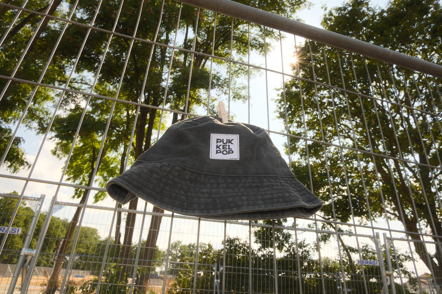 F06. Bucket hat